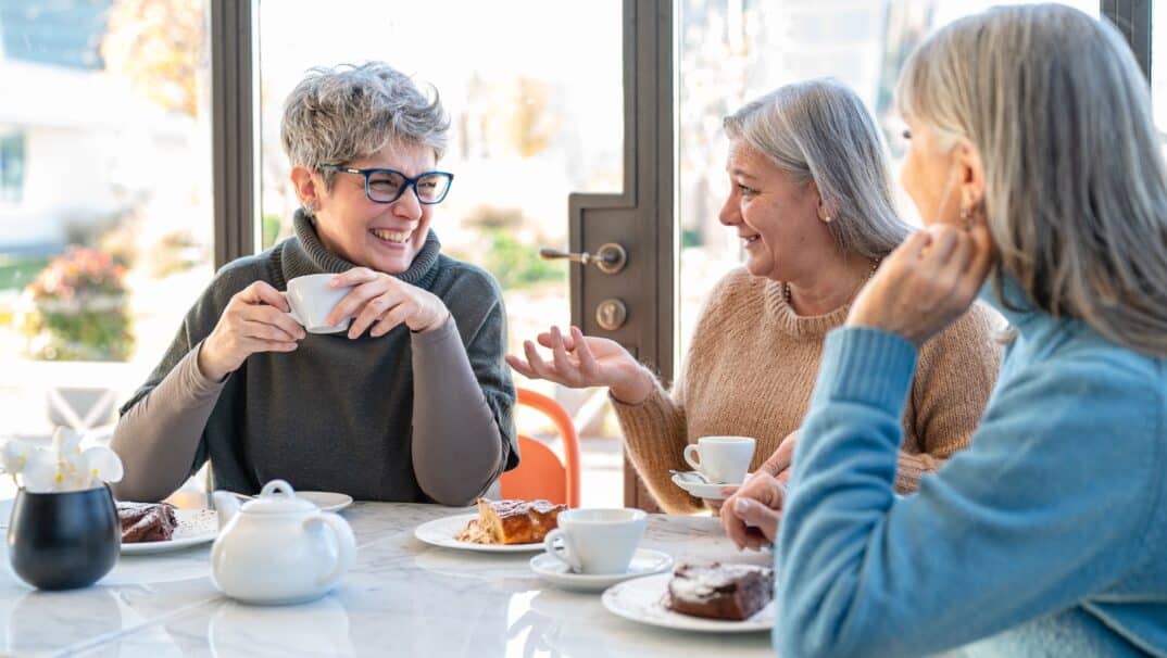 GroupOfWomenAtLunch