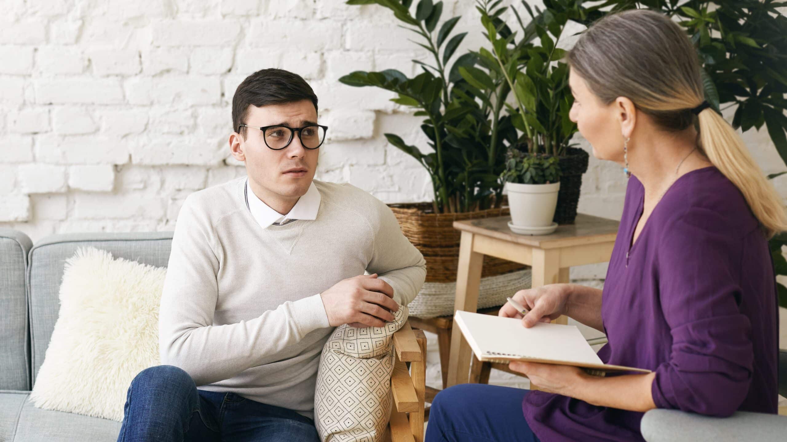 Young white man speaking to a woman neuropsychologist